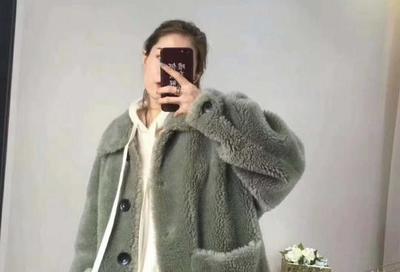 美女老板娘春節(jié)堅(jiān)守海寧皮革城，線上線下同步發(fā)力皮衣與電子銷售